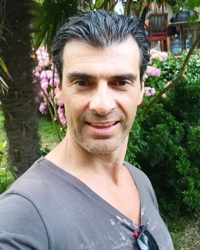Özgür Bayer