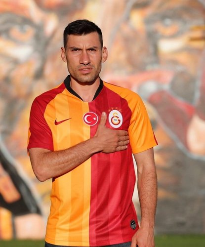 Şener Özbayraklı